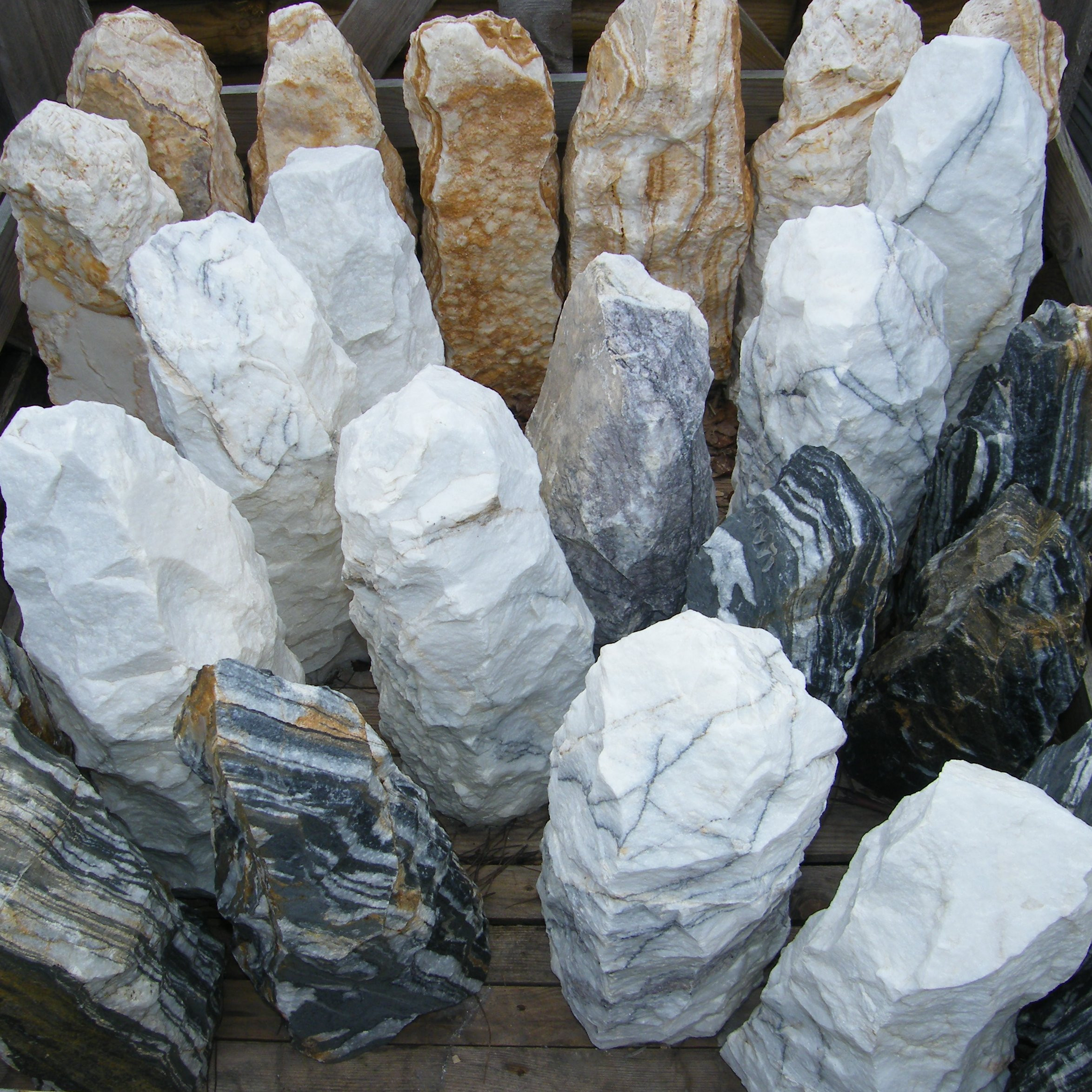 Rocher décoratif en granit couleur pour jardin – Pépinière de l’Airial