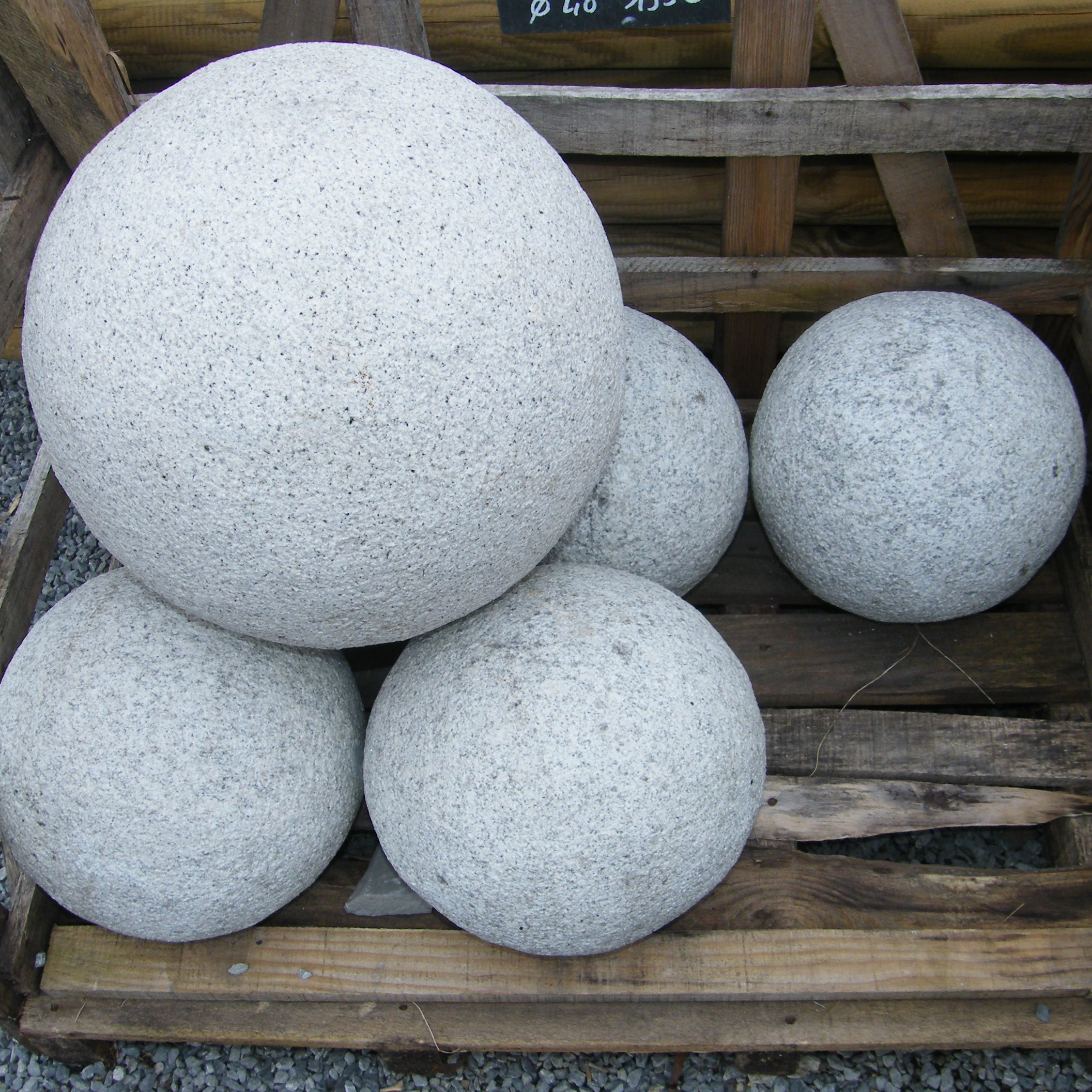 Sphère décorative en granit pour jardin – Pépinière de l’Airial