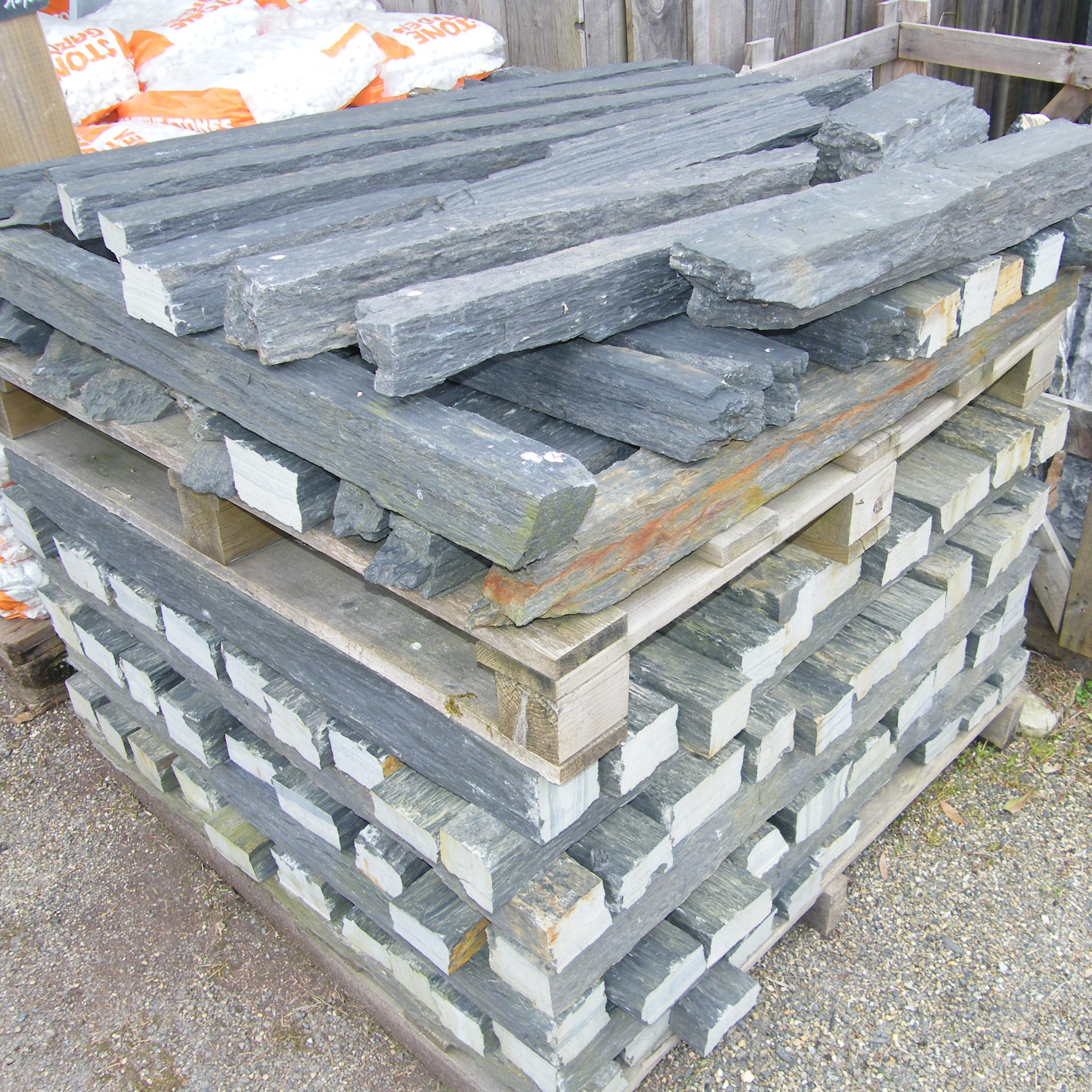 Bordure en ardoise naturelle pour jardin – Pépinière de l’Airial