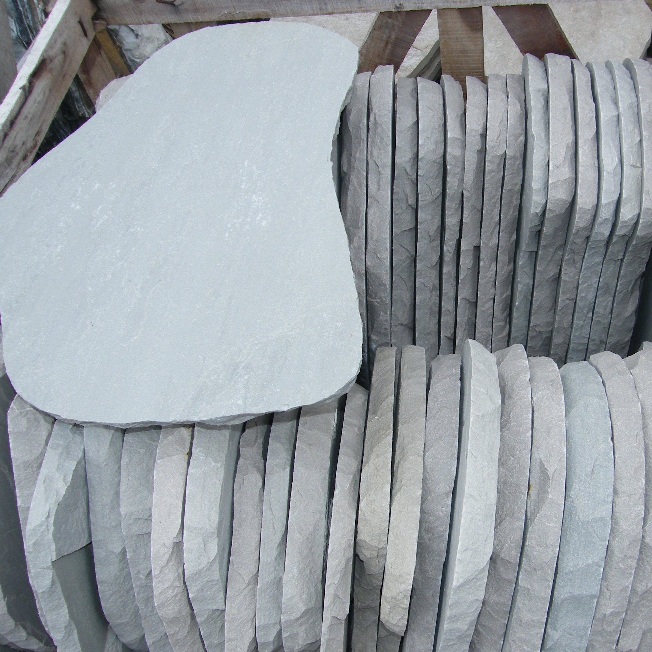 Bordure en ardoise naturelle pour jardin – Pépinière de l’Airial